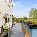 Tatil Evi Whimsical Countryside Escape With Sprawling Garden *