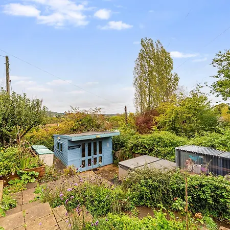 Whimsical Countryside Escape With Sprawling Garden Сasa de vacaciones