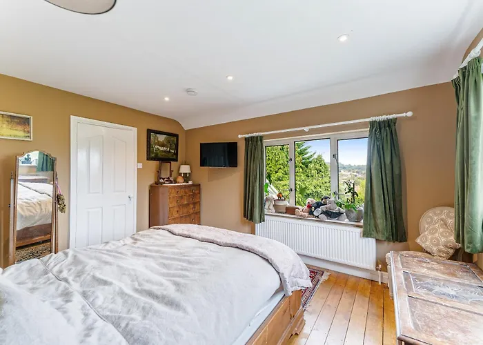 Whimsical Countryside Escape With Sprawling Garden Сasa de vacaciones Bristol