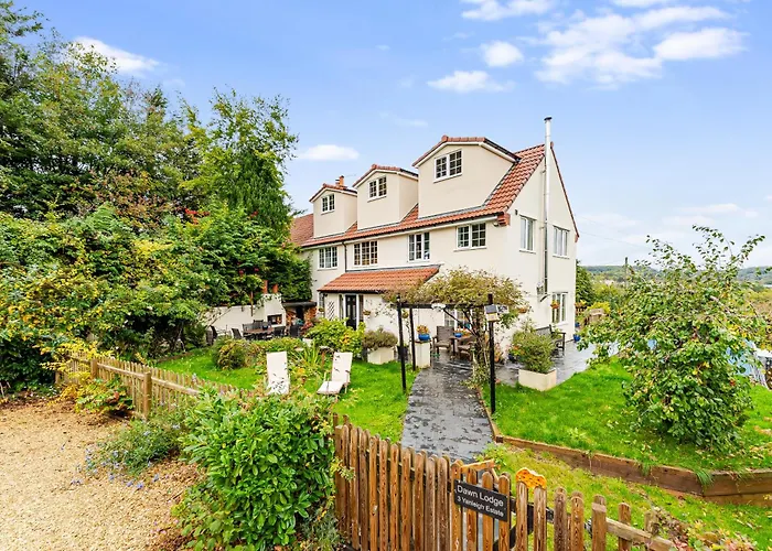 Сasa de vacaciones Whimsical Countryside Escape With Sprawling Garden