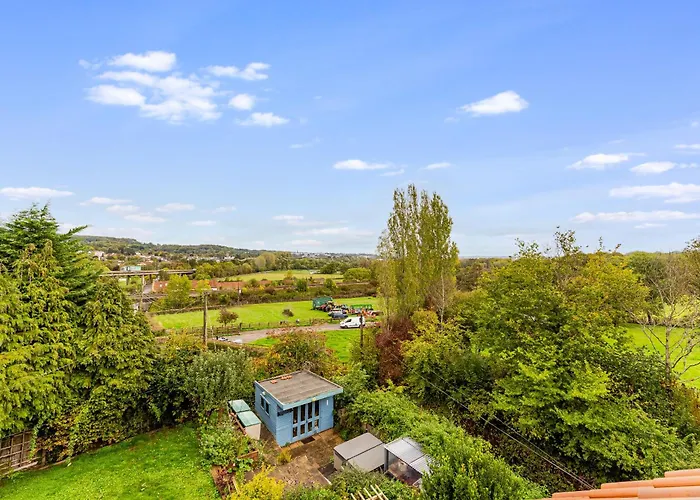 Whimsical Countryside Escape With Sprawling Garden Сasa de vacaciones