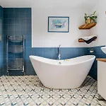 Whimsical Countryside Escape With Sprawling Garden * Bristol