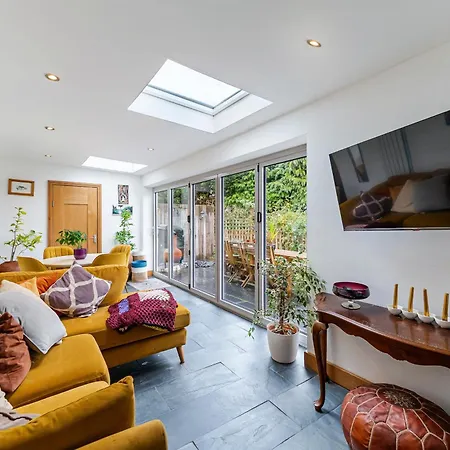 Whimsical Countryside Escape With Sprawling Garden * Bristol