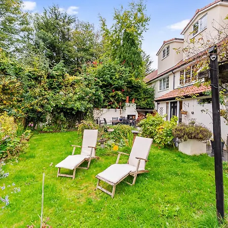 Whimsical Countryside Escape With Sprawling Garden * ブリストル