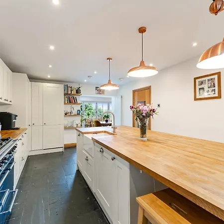 Whimsical Countryside Escape With Sprawling Garden 別荘 *