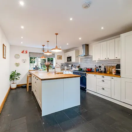 Whimsical Countryside Escape With Sprawling Garden Hébergement de vacances Bristol