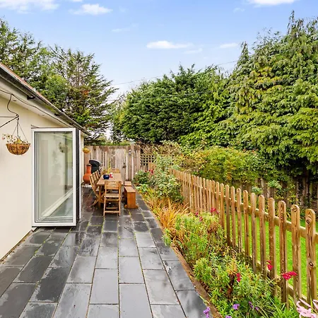 Whimsical Countryside Escape With Sprawling Garden * ブリストル