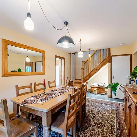 Whimsical Countryside Escape With Sprawling Garden ブリストル