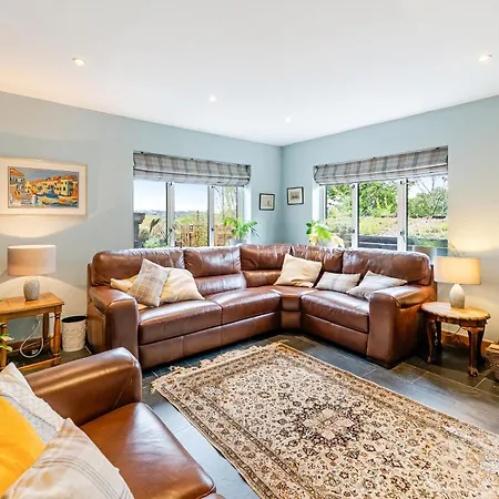 別荘 Whimsical Countryside Escape With Sprawling Garden ブリストル