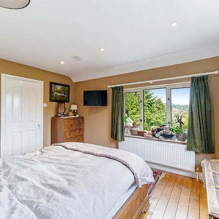 Whimsical Countryside Escape With Sprawling Garden Hébergement de vacances Bristol