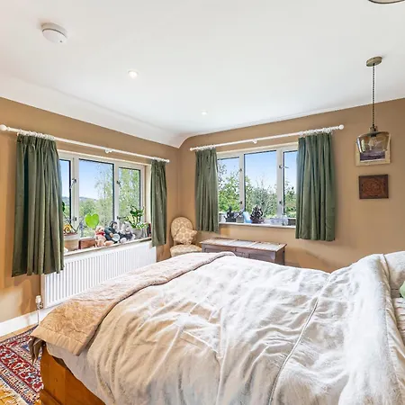 Whimsical Countryside Escape With Sprawling Garden ブリストル