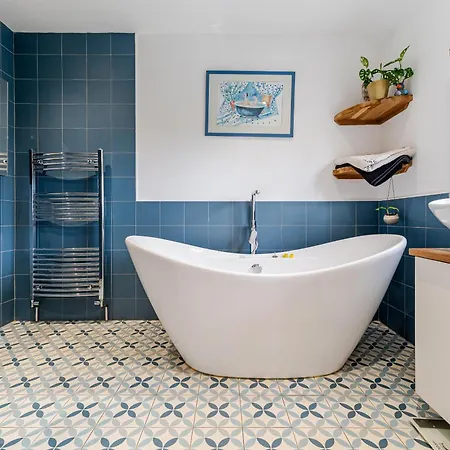 Whimsical Countryside Escape With Sprawling Garden * Bristol