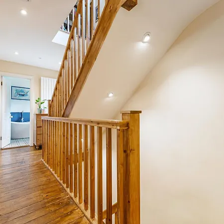 別荘 Whimsical Countryside Escape With Sprawling Garden