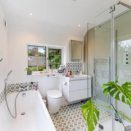 別荘 Whimsical Countryside Escape With Sprawling Garden