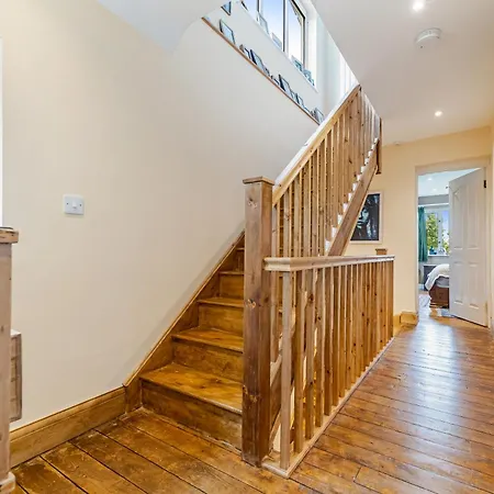 Feriehus Whimsical Countryside Escape With Sprawling Garden Bristol