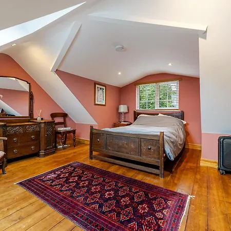 Hébergement de vacances Whimsical Countryside Escape With Sprawling Garden *