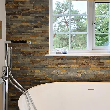 Whimsical Countryside Escape With Sprawling Garden Feriehus