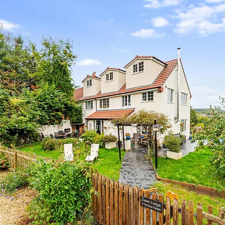 Hébergement de vacances Whimsical Countryside Escape With Sprawling Garden