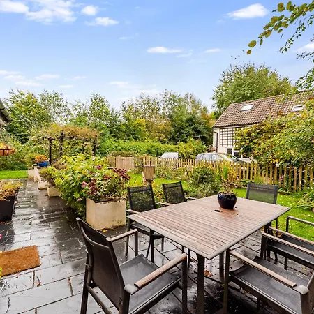 Whimsical Countryside Escape With Sprawling Garden Feriehus Bristol