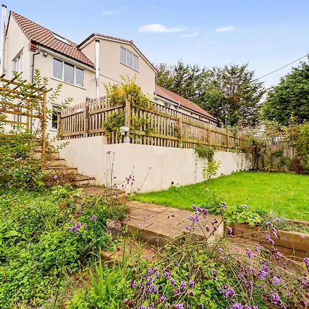 Hébergement de vacances Whimsical Countryside Escape With Sprawling Garden