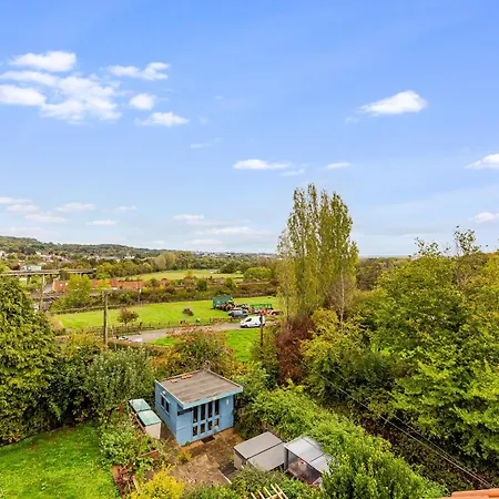 Whimsical Countryside Escape With Sprawling Garden Hébergement de vacances