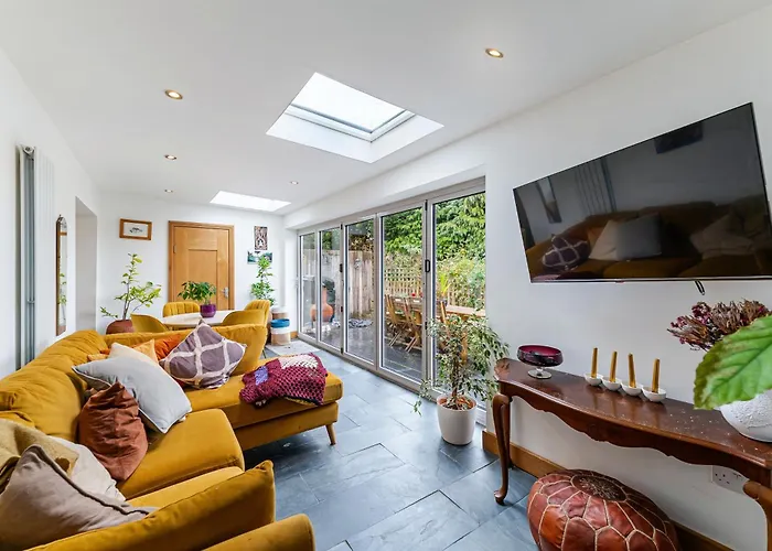 Whimsical Countryside Escape With Sprawling Garden * Bristol