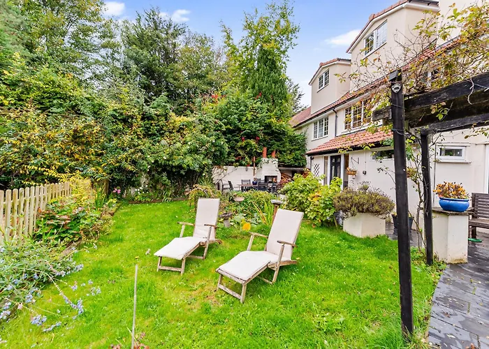 Whimsical Countryside Escape With Sprawling Garden * Bristol