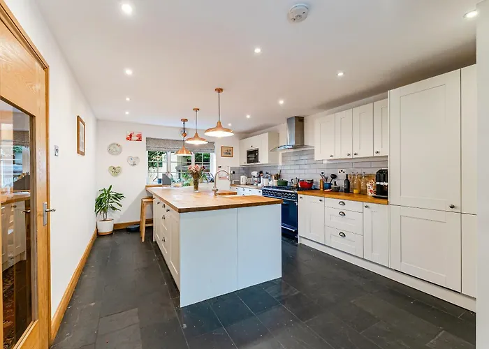 Whimsical Countryside Escape With Sprawling Garden Semesterbostad Bristol