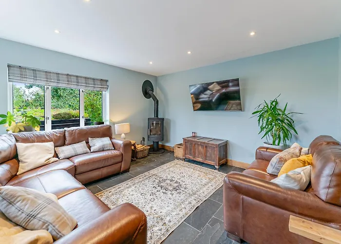 Whimsical Countryside Escape With Sprawling Garden Hébergement de vacances