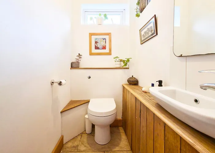 Whimsical Countryside Escape With Sprawling Garden Semesterbostad Bristol