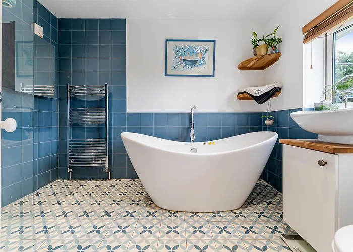 Whimsical Countryside Escape With Sprawling Garden * Bristol