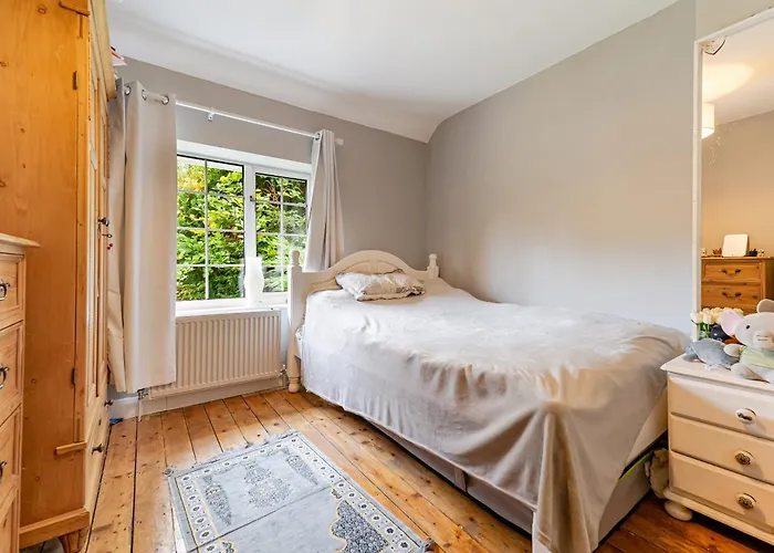 Whimsical Countryside Escape With Sprawling Garden Hébergement de vacances Bristol