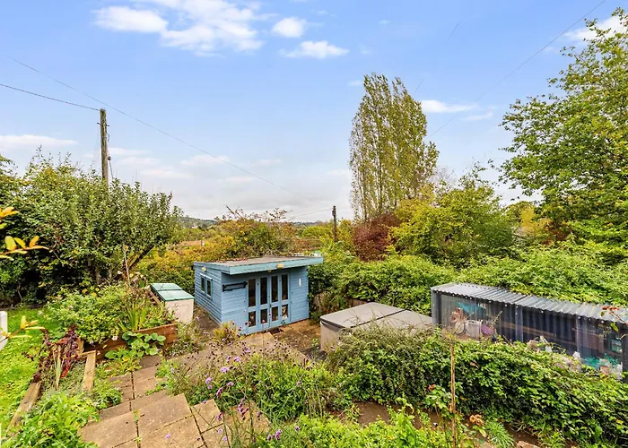 Whimsical Countryside Escape With Sprawling Garden Hébergement de vacances