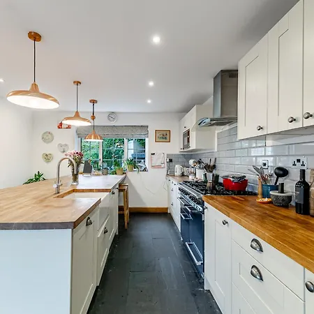Ferienhaus Whimsical Countryside Escape With Sprawling Garden Bristol