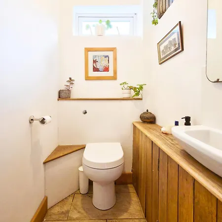 Whimsical Countryside Escape With Sprawling Garden Prázdninový dům Bristol