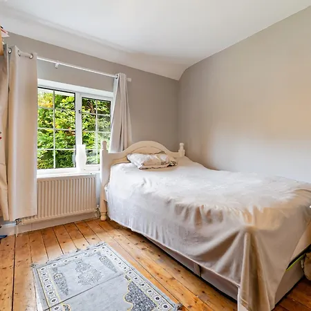 Whimsical Countryside Escape With Sprawling Garden Prázdninový dům Bristol