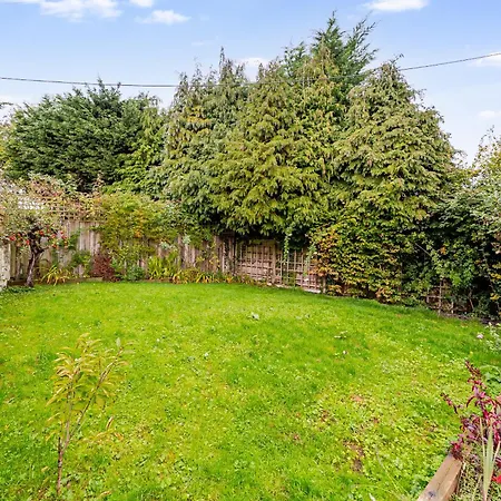 Whimsical Countryside Escape With Sprawling Garden بيت للعطل