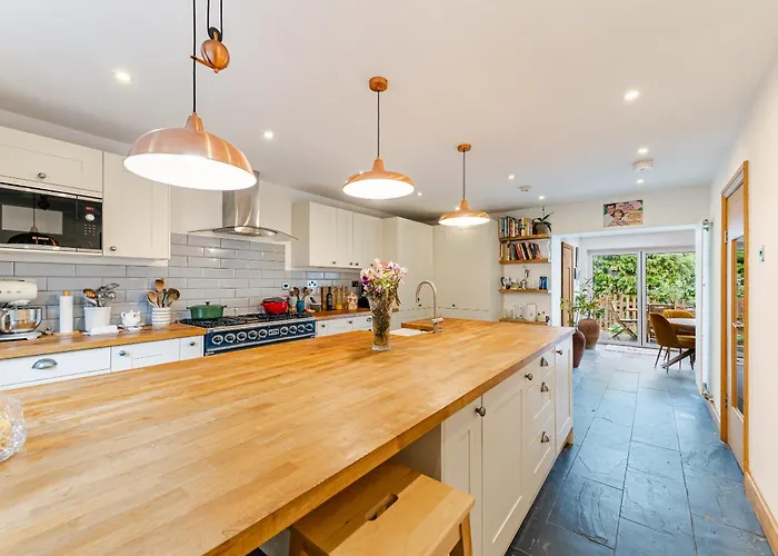 Whimsical Countryside Escape With Sprawling Garden Dom wakacyjny