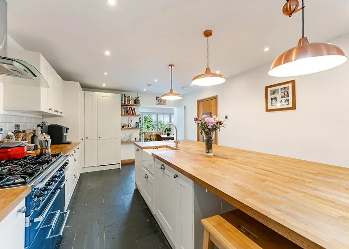 Whimsical Countryside Escape With Sprawling Garden Dom wakacyjny *