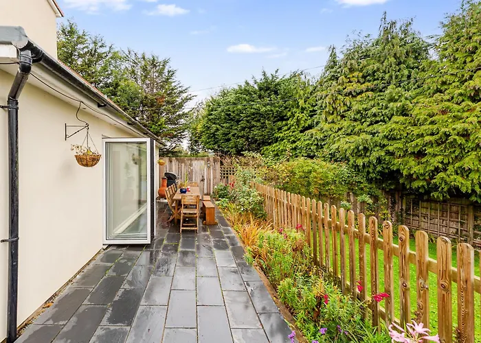 Whimsical Countryside Escape With Sprawling Garden * Bristol