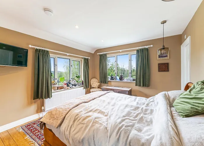 Whimsical Countryside Escape With Sprawling Garden بريستول