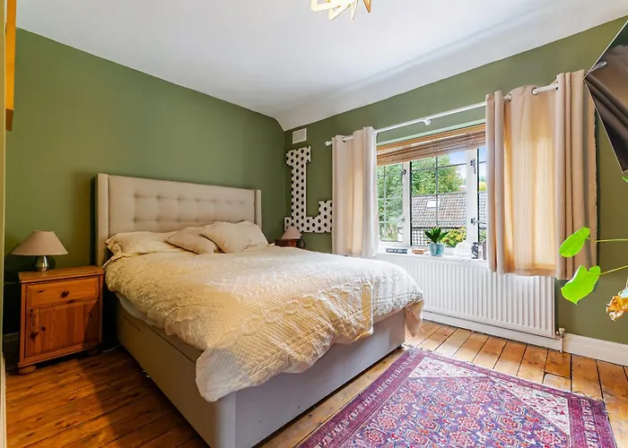 Whimsical Countryside Escape With Sprawling Garden بريستول