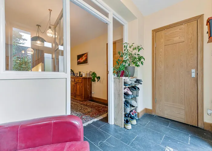 بيت للعطل Whimsical Countryside Escape With Sprawling Garden