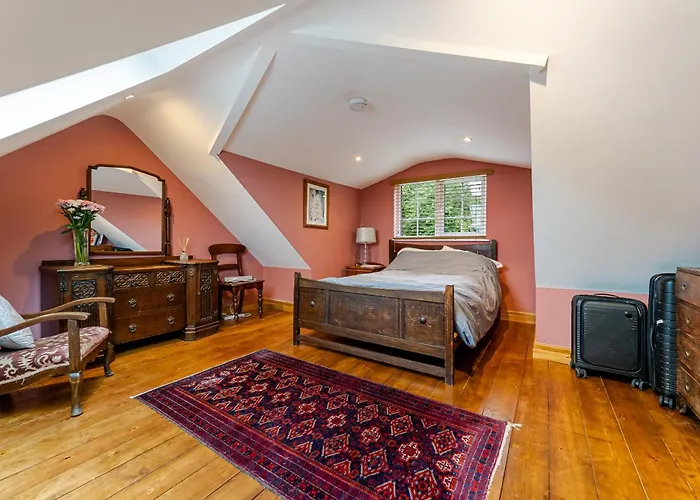 بيت للعطل Whimsical Countryside Escape With Sprawling Garden *