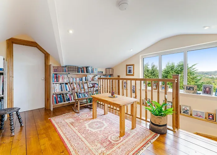 Whimsical Countryside Escape With Sprawling Garden بريستول