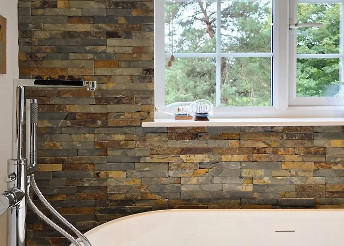 Whimsical Countryside Escape With Sprawling Garden بيت للعطل