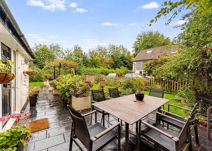 Whimsical Countryside Escape With Sprawling Garden بيت للعطل بريستول