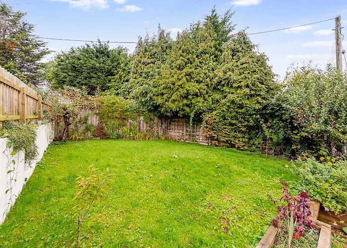 Whimsical Countryside Escape With Sprawling Garden Dom wakacyjny